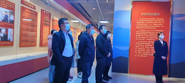 星空网页版党支部参加“参观苏区振兴十周年成就展及红色图书馆”的专题活动