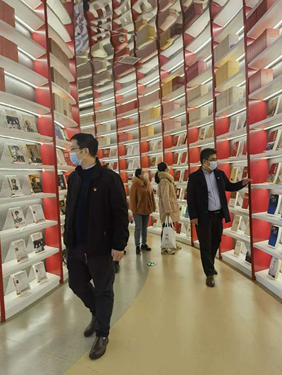 星空网页版党支部参加“参观苏区振兴十周年成就展及红色图书馆”的专题活动
