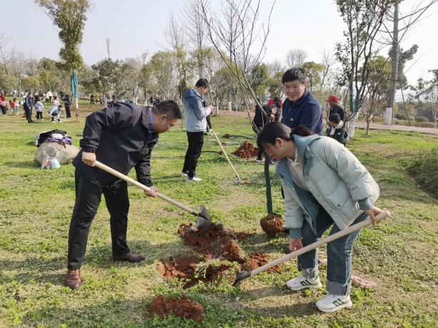 星空网页版党支部开展“党建引领生态美，绿润南昌景更新”主题党日活动